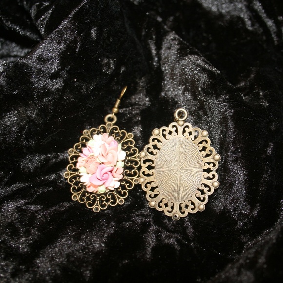 VINTAGE HANDMADE FLORAL EARRINGS - Picture 3 of 8